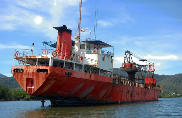 Navio vermelho abandonado — Fotografia de Stock