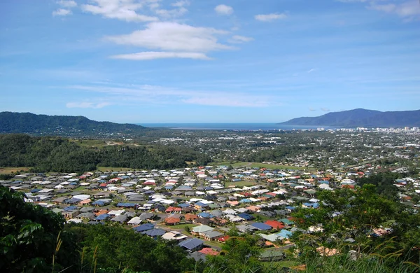 Vista do subúrbio de Cairns da colina — Fotografia de Stock