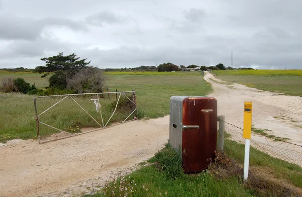 Oude koelkast op boerderij ingang Australië — Stockfoto