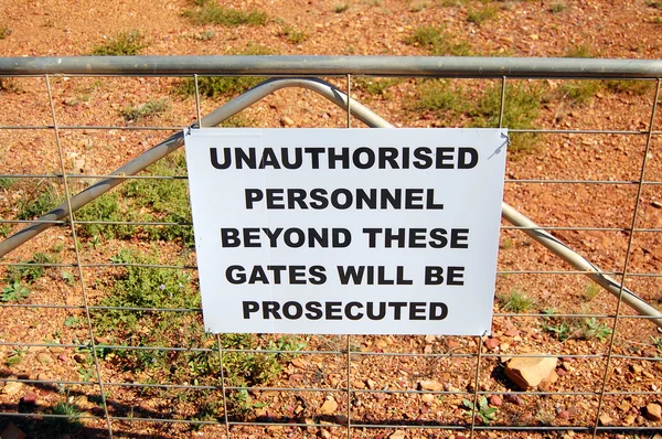 Warning sign on fence in Australia — Stock Photo, Image