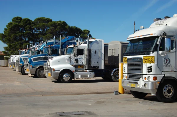 Vrachtwagen parkeren in de Australische outback — Stockfoto