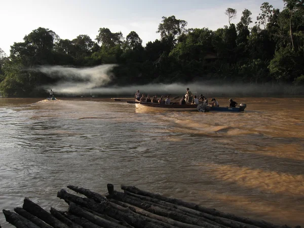 Sur des bateaux à la rivière boueuse — Photo