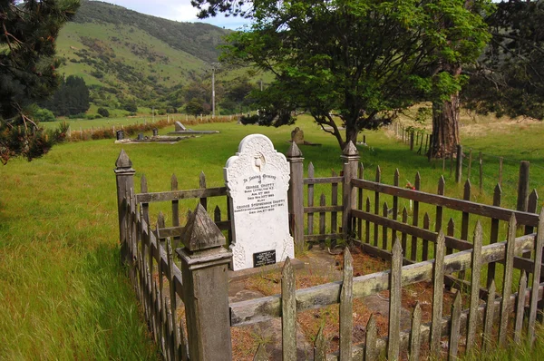 Tomba al cimitero del villaggio — Foto Stock
