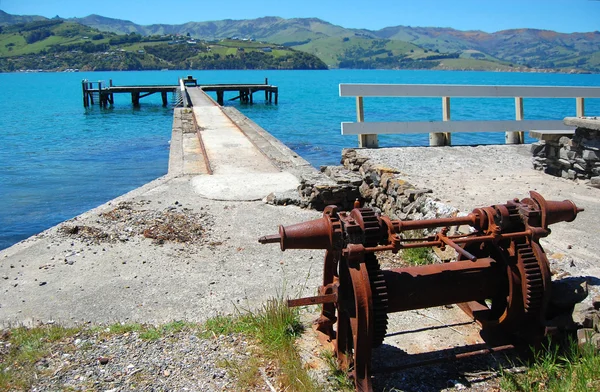 Oude concrete pier met rails — Stockfoto