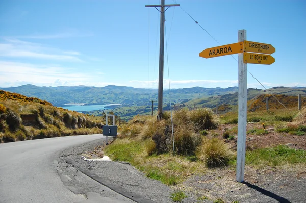 Yön işareti yol kavşağında — Stok fotoğraf