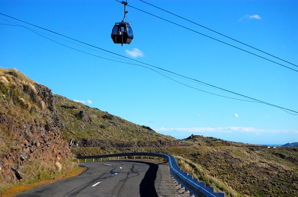 Seilbahn über Autobahn — Stockfoto