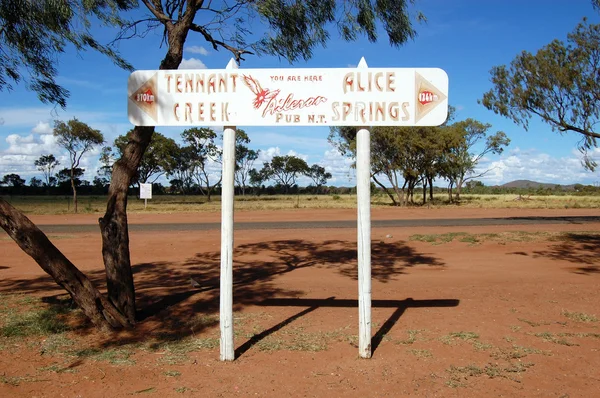 路方向金属 outback 签署澳大利亚 — 图库照片