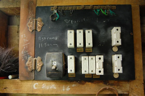 Stare pole elektryczne przełącznik — Zdjęcie stockowe