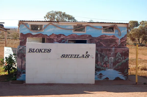 Openbare toilet outback Australië — Stockfoto