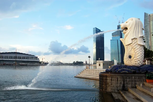 León fuente monumento centro de la ciudad Singapur —  Fotos de Stock