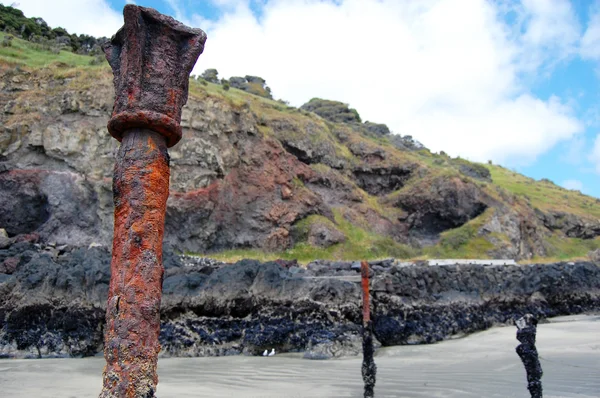 Peças de metal enferrujado velho na praia — Fotografia de Stock