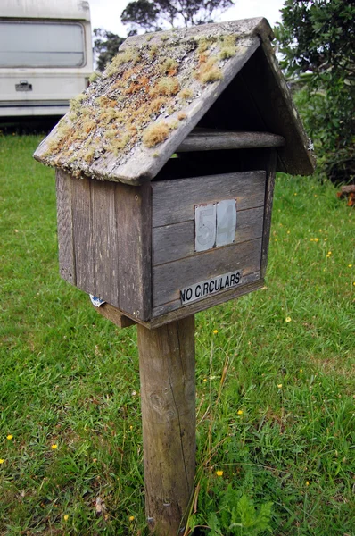 Vecchia cassetta postale in legno — Foto Stock