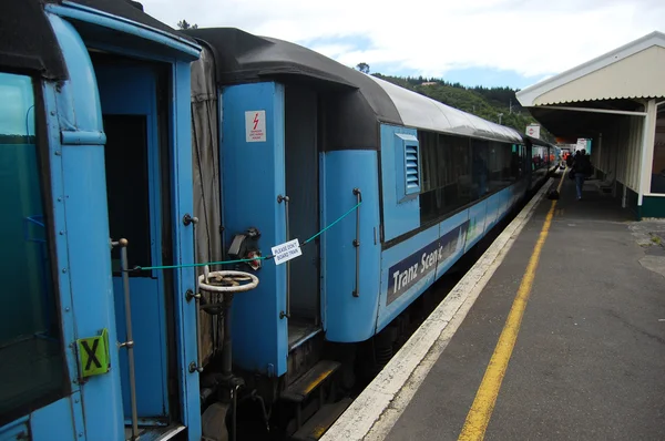 Blue train at station — Stock Photo, Image