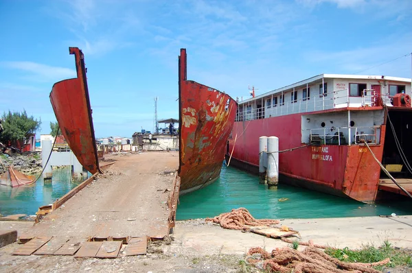 Elhagyott hajók a kikötőben — Stock Fotó