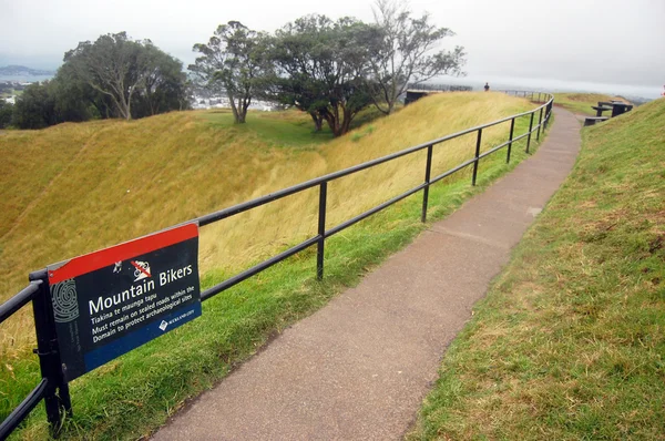 Mountainbikers wandelen pad park teken — Stockfoto