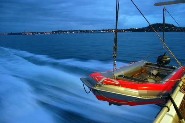 Barco de velocidade do motor inflável na popa da balsa — Fotografia de Stock