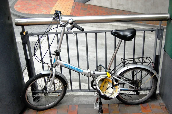 Bicicleta dobrável com capacete — Fotografia de Stock