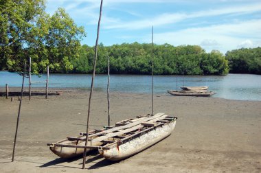 ahşap Kano ar Nehri kıyısında