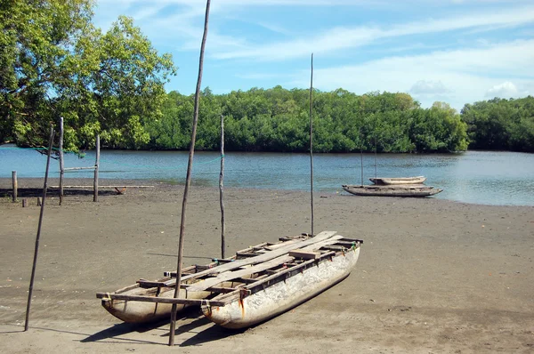 Madera canoa ar costa del río —  Fotos de Stock