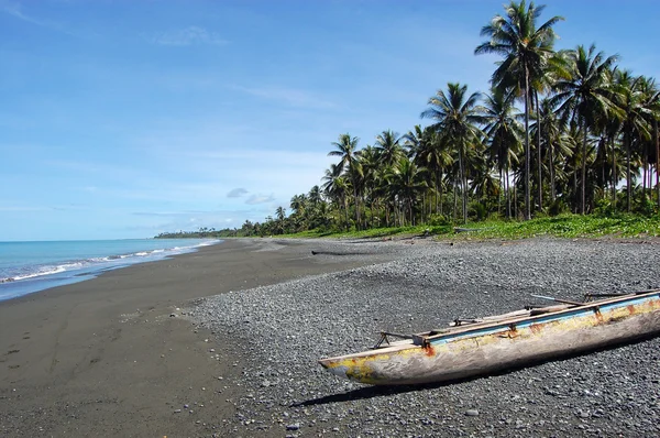 Canoa sulla costa oceanica — Foto Stock