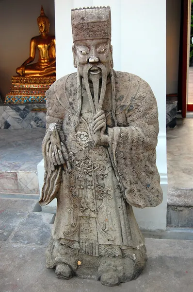 Staty av man på wat pho isolering i bangkok thailand — Stockfoto