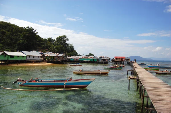 Holzstadt Pier mit Jukung Boote Indonesien — Stockfoto