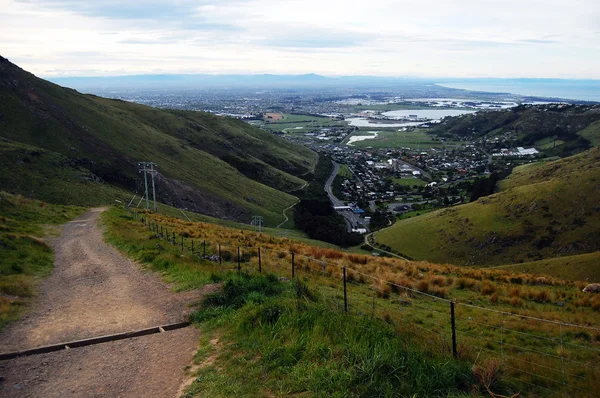 Camino de grava cuesta abajo al valle Christchurch vista — Foto de Stock