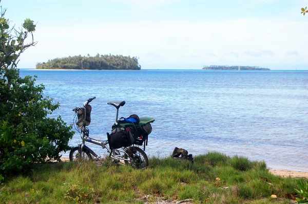 Hopfällbar cykel vid Stilla havets kust — Stockfoto