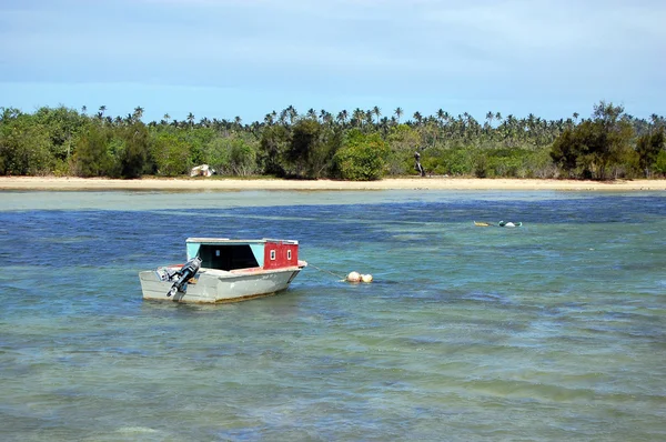 Motorboot in der Nähe von Sandküste mit Palmen — Stockfoto