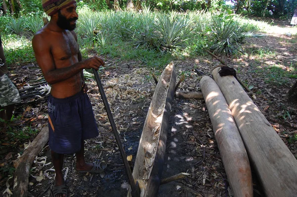 Man builds canoe — Stock Photo, Image