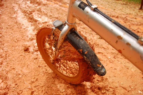 茶色の泥の自転車の前輪 — ストック写真