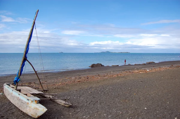 Sailing canoe at ocean beach — Stock Photo, Image