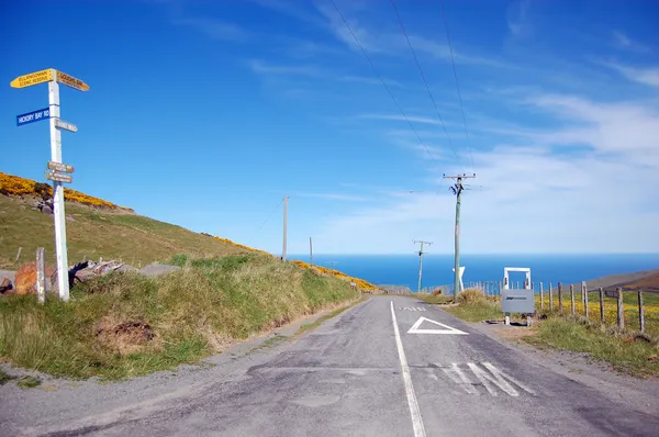 Señal de dirección en la carretera rural vista al mar —  Fotos de Stock