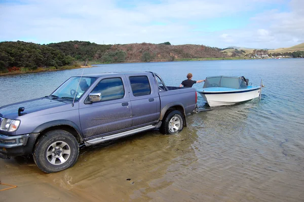 Coche con remolque de barco en el lago — Foto de Stock