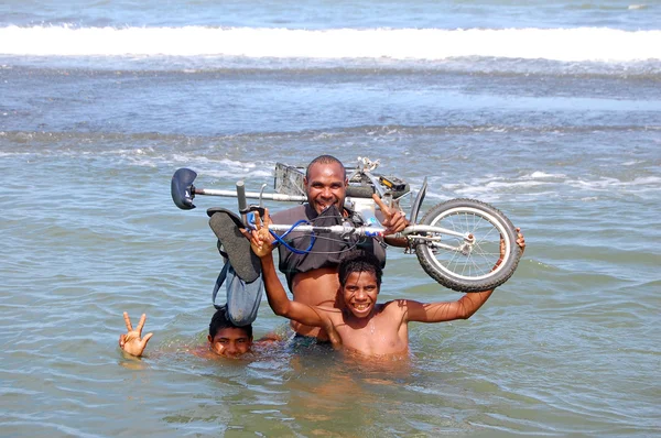 Persone con tenere la bicicletta al fiume — Foto Stock