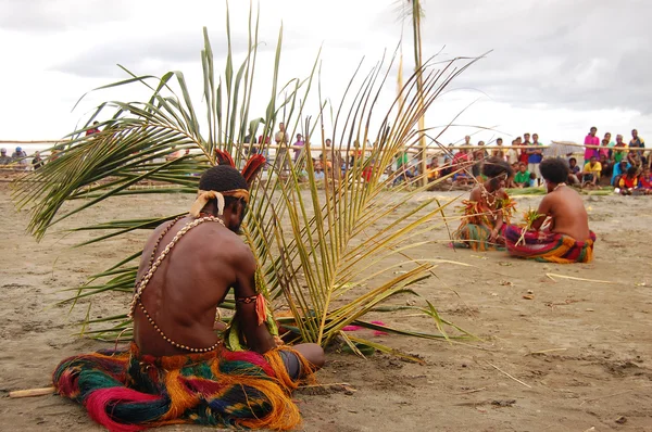 İnsanlar kum üzerine oturmak