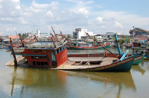 Verlassenes Holzschiff im Hafen ertrunken — Stockfoto