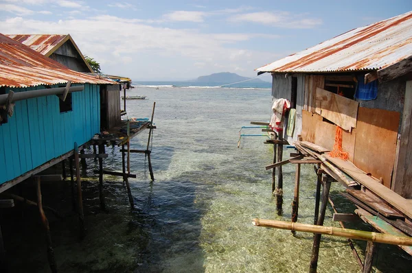 Casas de aldeia na costa do mar Fotos De Bancos De Imagens