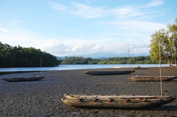 Holzkanu auf Sand in Flussnähe — Stockfoto