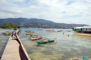 uzun ahşap iskelede balıkçılar