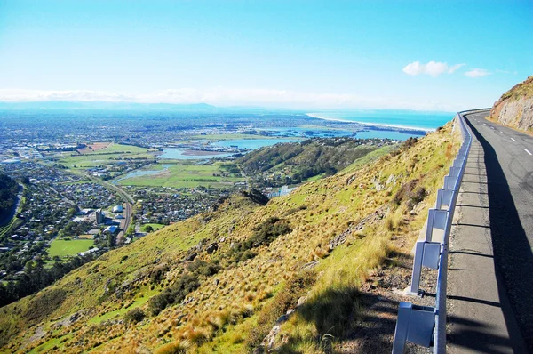 Bergweg draaien juiste plaats (town) en uitzicht op zee — Stockfoto