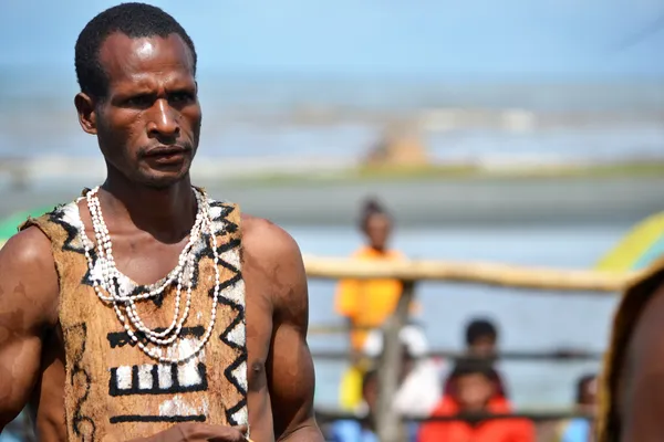 Hombre en el festival de máscara tribal radicional — Foto de Stock