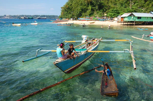 I bambini giocano alle barche vicino alla costa del villaggio — Foto Stock