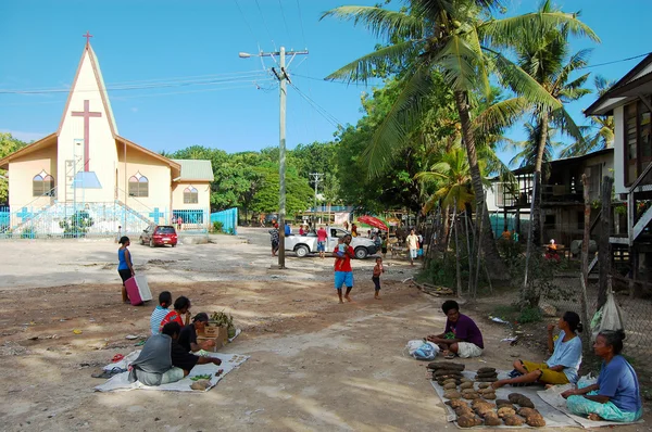 Mercado de aldeia perto do edifício da igreja cristã Imagens De Bancos De Imagens
