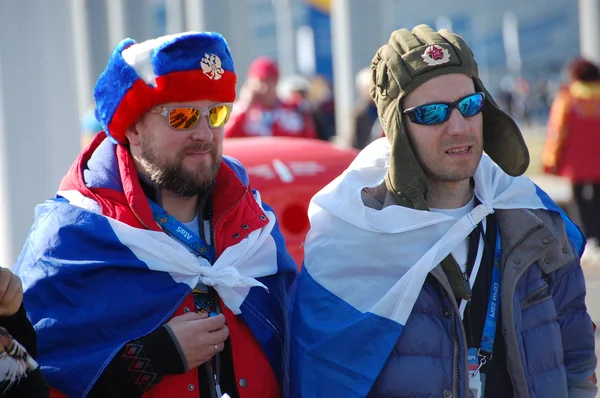 Ryska åskådare med flaggor på xxii vinter olympiska spelen sochi — Stockfoto