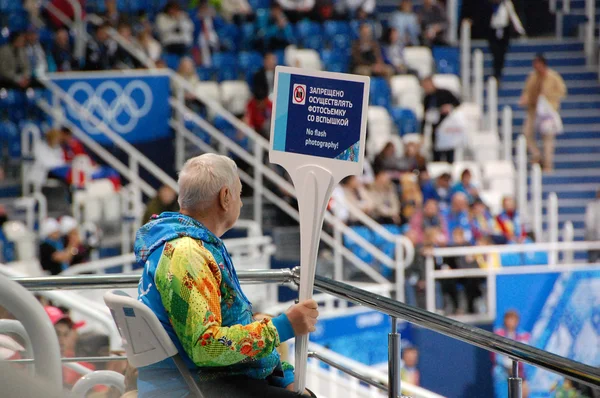 Vrijwilligers op korte-trek schaatsen xxii Olympische Winterspelen — Stockfoto