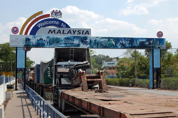 Lastbilar vid gränsen till malaysia — Stockfoto