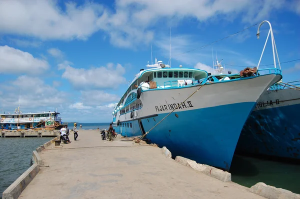 Barco en el muelle de la ciudad — Foto de Stock