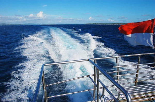 Boat travel back view Indonesian flag — Stock Photo, Image