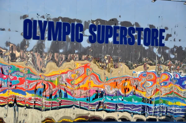 Store mirror wall Olympic park at XXII Winter Olympic Games Soch — Stock Photo, Image
